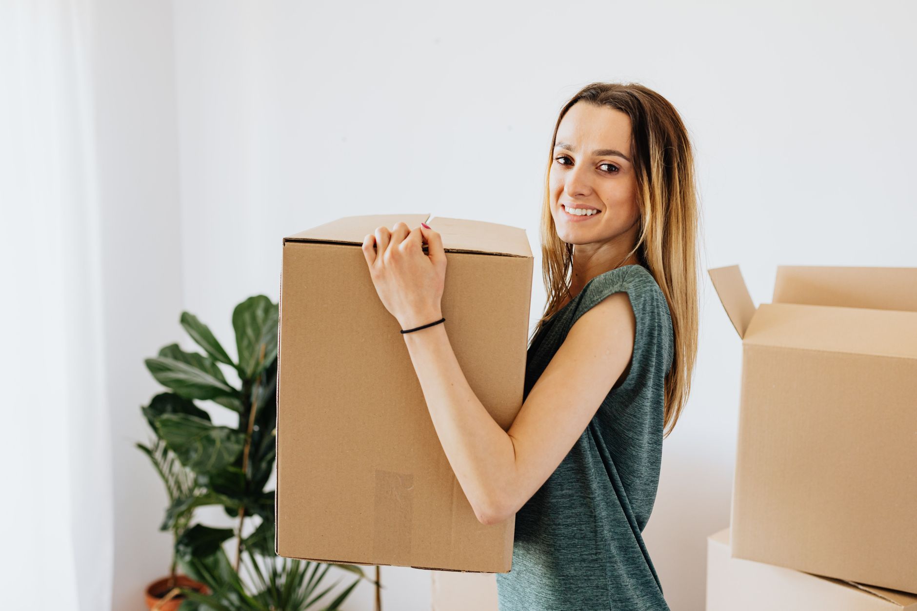 Taşıma kutularıyla paketlenmiş ev eşyaları