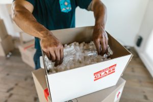 Taşıma sırasında paketlenmiş kutular ve koruyucu malzemeler
