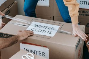 Paketleme aşamasında kutulara yerleştirilen eşyalar