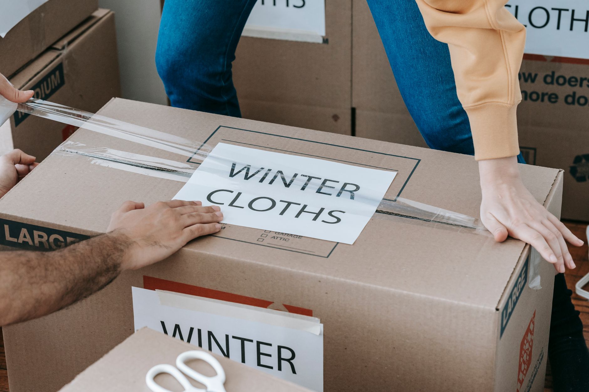 Paketleme aşamasında kutulara yerleştirilen eşyalar