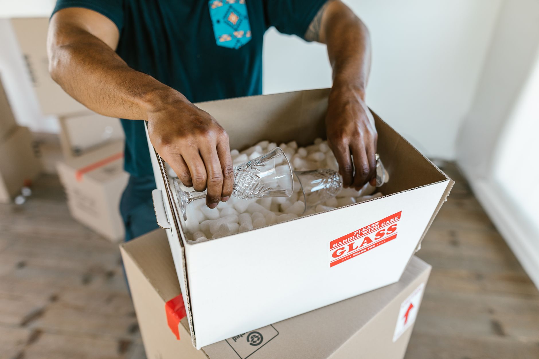Kırılacak eşyaların paketlenmesi ve koruyucu malzemelerle taşınması