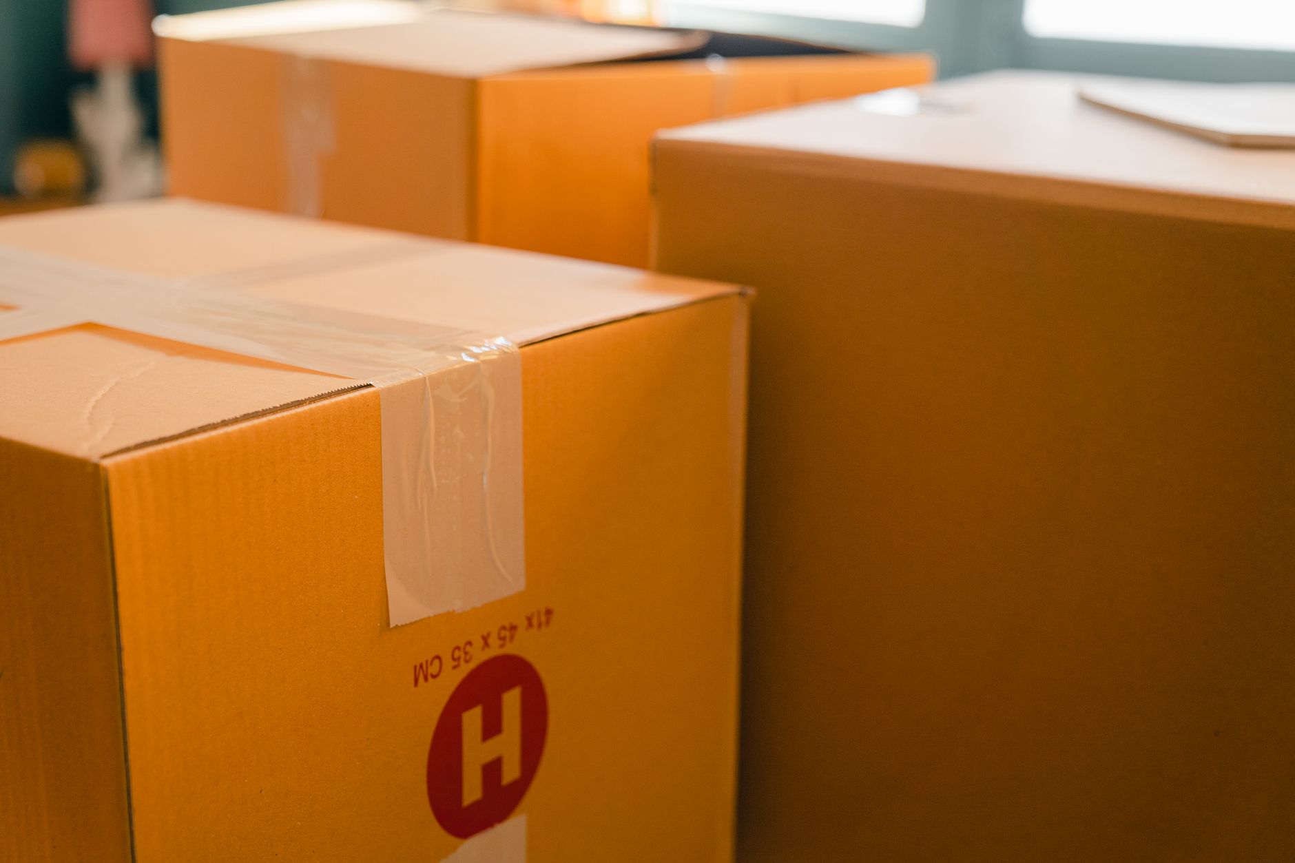 Yeni evine taşınırken kutuların düzenli bir şekilde paketlenmesi